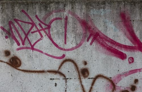 odstranění graffiti z fasády