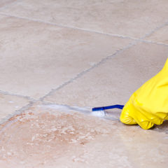 Jakoukoli podlahu lze vyčistit od lepidla, stačí se spolehnout na strojové čištění. Stržení lepidla z podlah