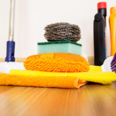 Strojové čištění dostane z podlahu i vosk a zároveň ji nepoškodí