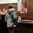 Za zbraně se zbraní. 11letá holčička si před zákonodárce přinesla samopal