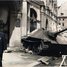 Tanky v ulicích, zbořené domy a ozbrojení civilisté. Konec války v Praze na zrestaurovaných fotografiích